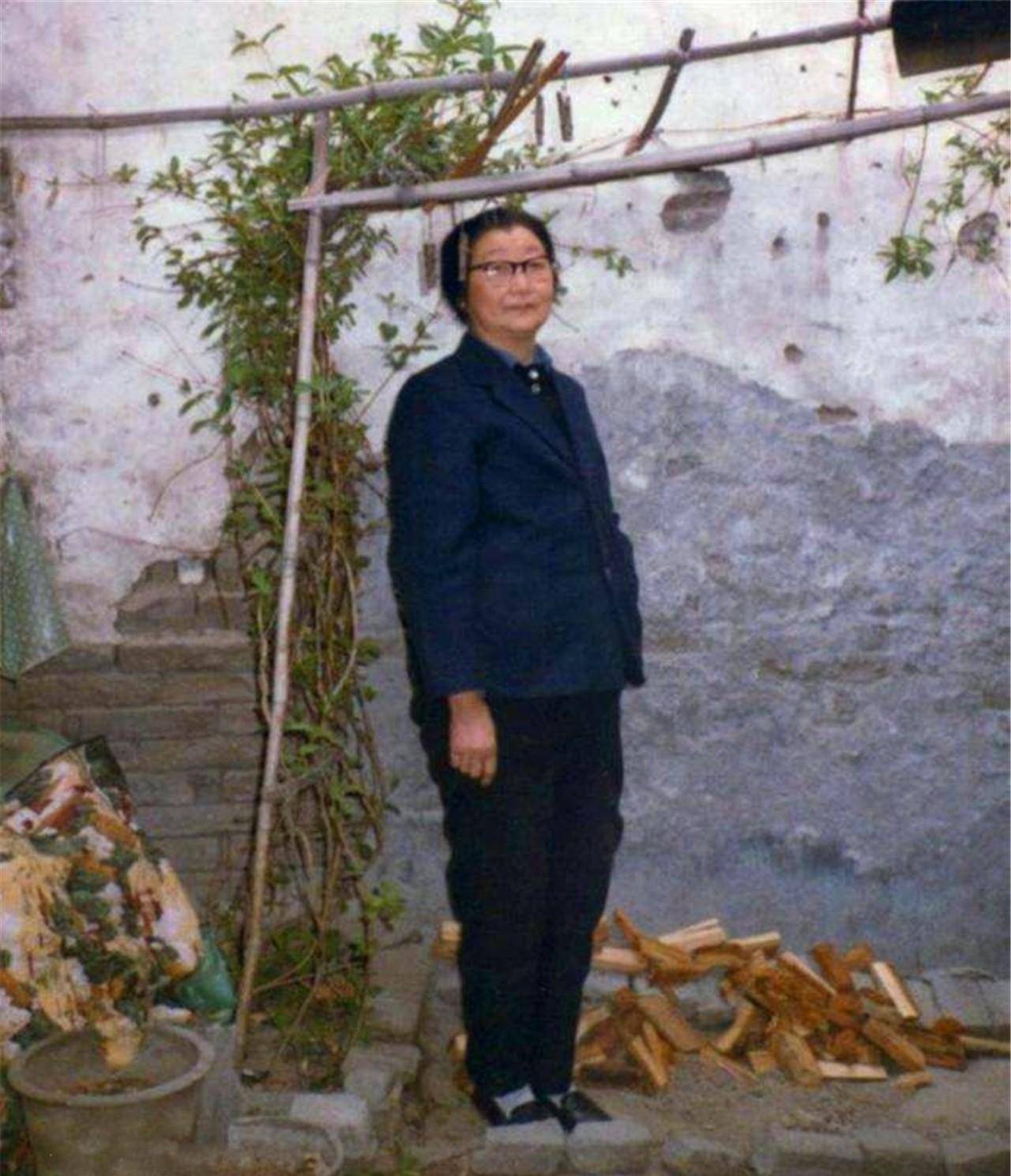 关于王敏彤死因,有这样一个说法,说是王敏彤很久没吃饺子了,她在吃