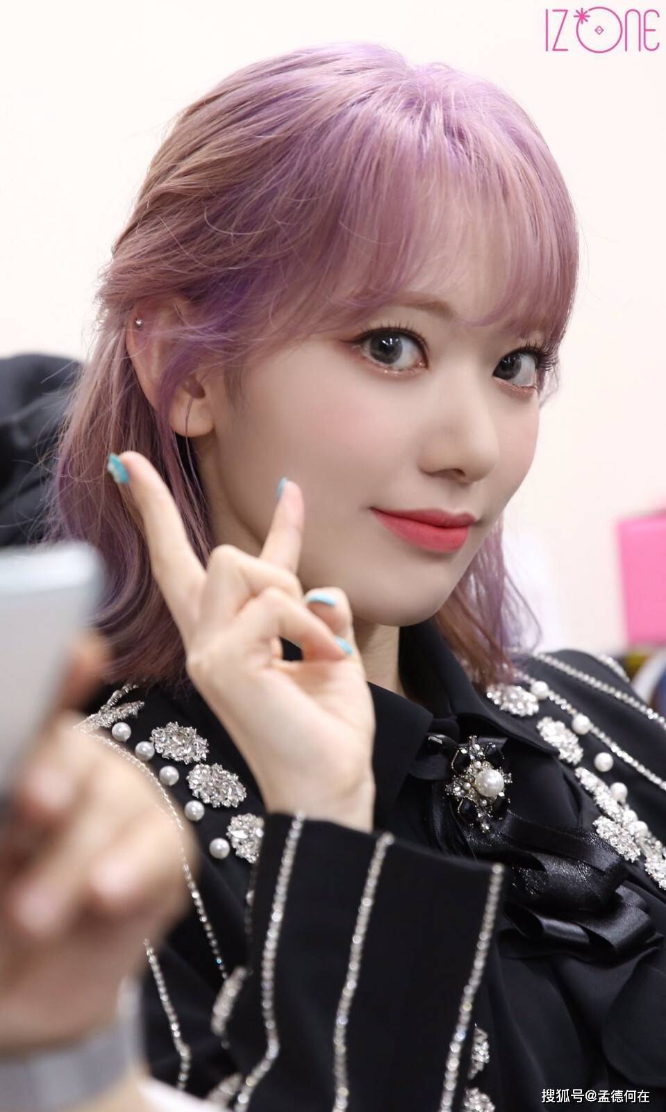 她的发型和妆容也是她造型的重要组成部分,时而甜美可爱,时而冷艳高贵