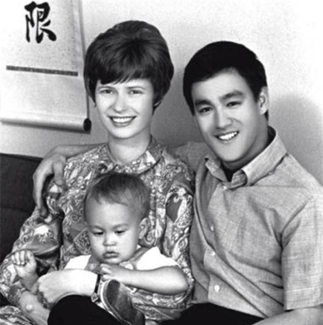 李小龙徒弟追求师母具有目的性李小龙妻子琳达全名琳达·埃莫瑞,是一