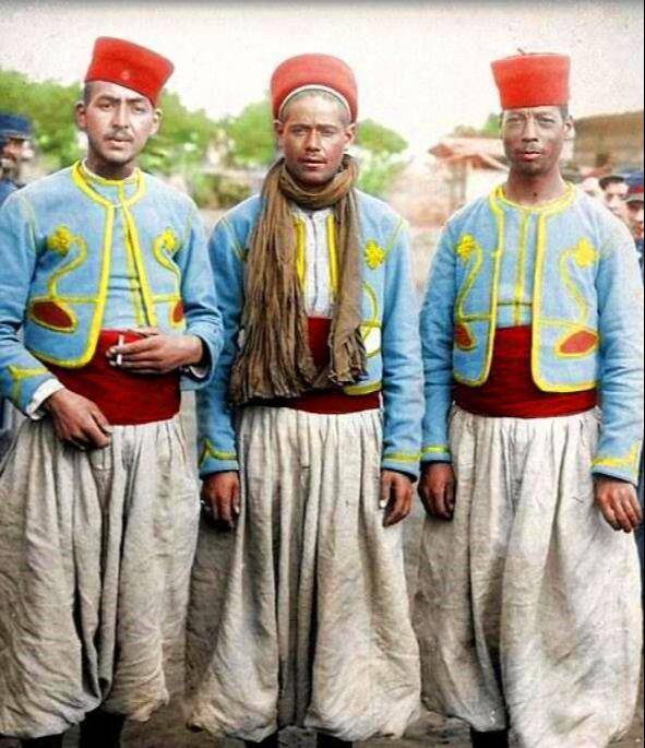 原创法军一战老照片士兵喝汤打扑克被俘士兵却一脸茫然