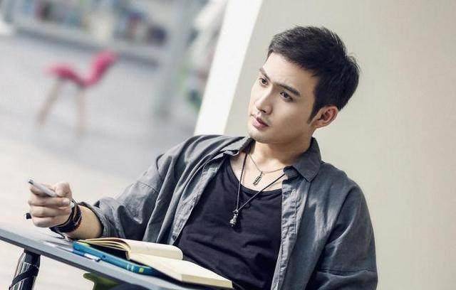 身为高富帅男主角,一点主角光环都没有,完全被男二号张彬彬的气质打压