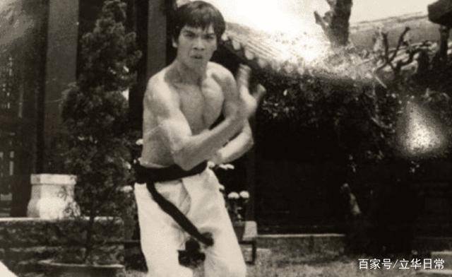 向华强年轻时长啥样? 当照片流出, 才知为啥成龙怕他, 关之琳爱他