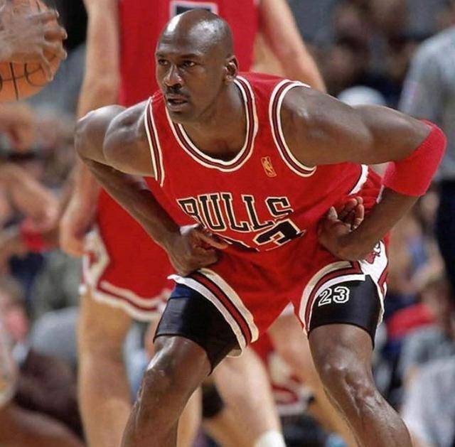 乔丹作为篮球历史的传奇人物,其影响力早已超越篮球本身,成为一种文化