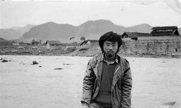 写下了《历史》,《九盏灯》等多篇诗歌,每首诗里,都寄托着海子对波婉