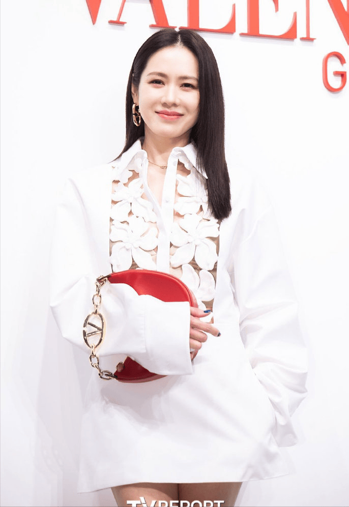 42岁孙艺珍罕见露面镂空上衣脚踩高跟鞋身材珠圆玉润有韵味