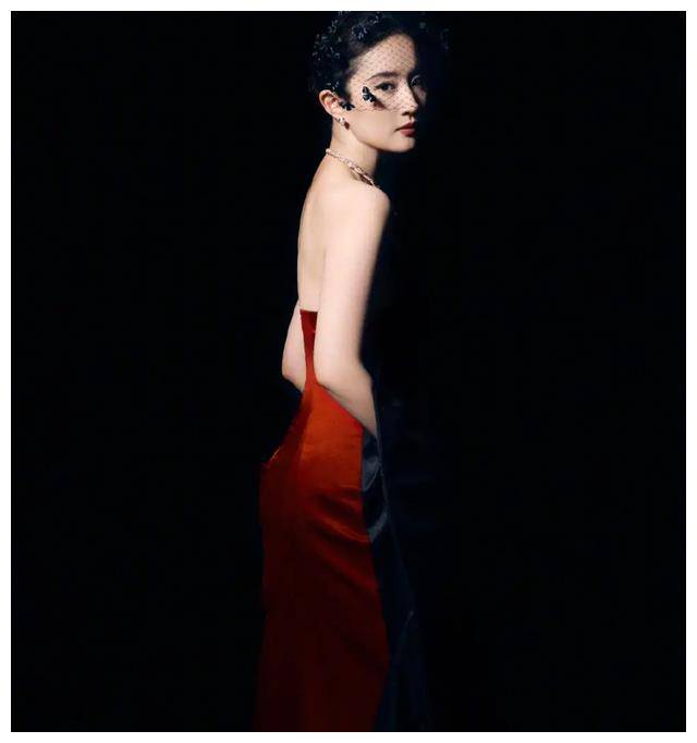 刘亦菲展现多面魅力写真惊艳亮相复古贵气冷艳令人着迷