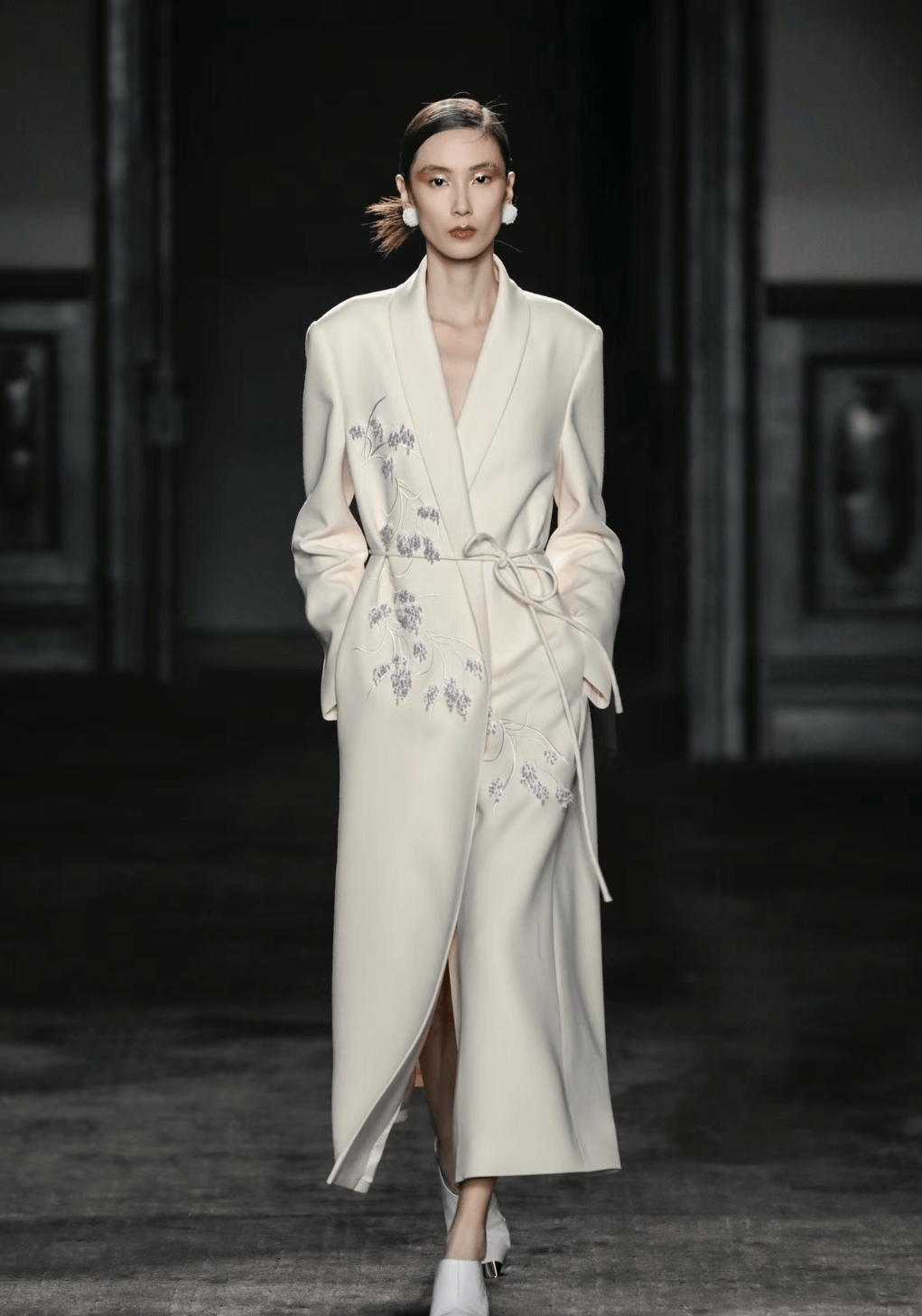 韵味的盘扣,这样就实现了古典雅致的东方美学与现代设计的完美融合