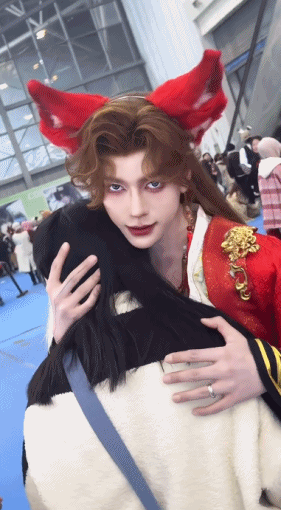 原创被骂出圈的男妲己出席漫展再现经典摸头杀现场引万人围观