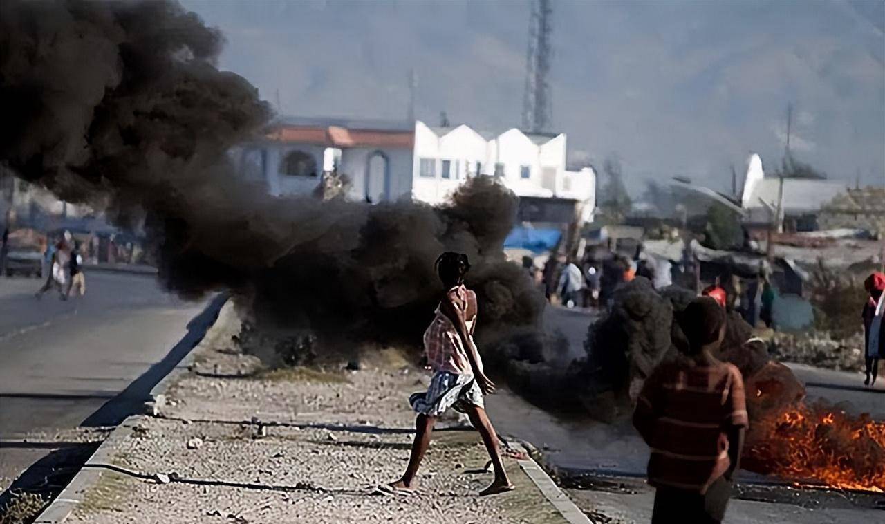 原创2021年海地总统遇刺左眼被挖鲜血沾满白衬衫公文包被枪手拿走