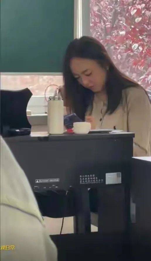 九年一笑的钢琴表情包之谜揭晓主角首次亮相吸引12万观众驻足直播间