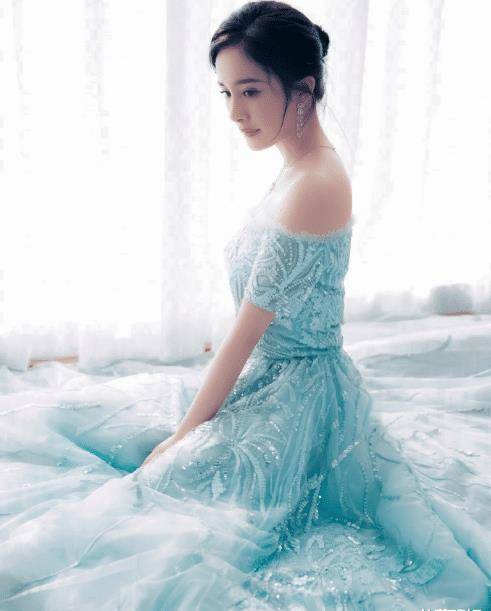 原创杨幂自家花园拍照穿着连体裤全网都在好奇她是怎么上洗手间的