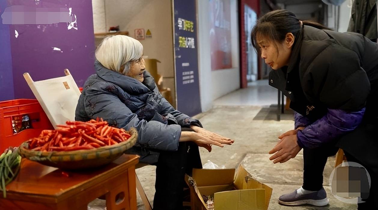 重庆一火锅店来了位87岁的服务员,能被需要才有获得感价值感