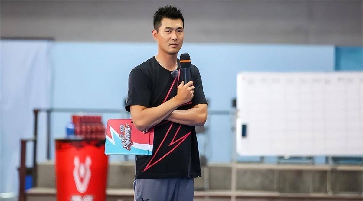 原创39岁王仕鹏近况退役专注解说海归娇妻身材曼妙