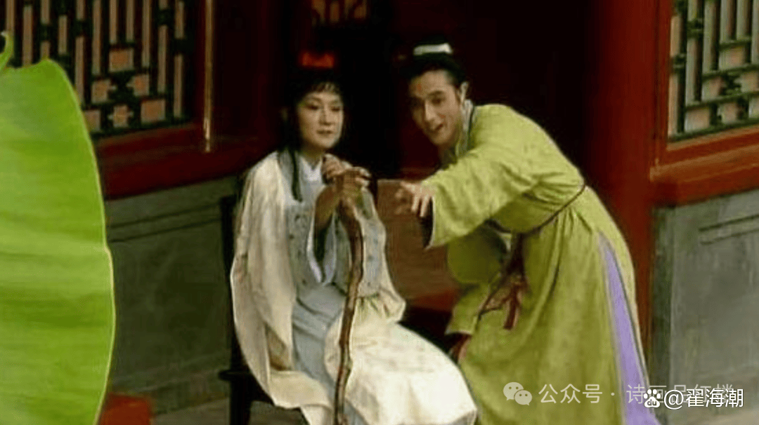 宝玉大愈,贾母赏赐了怡红院的大丫头们,小红等人未得.