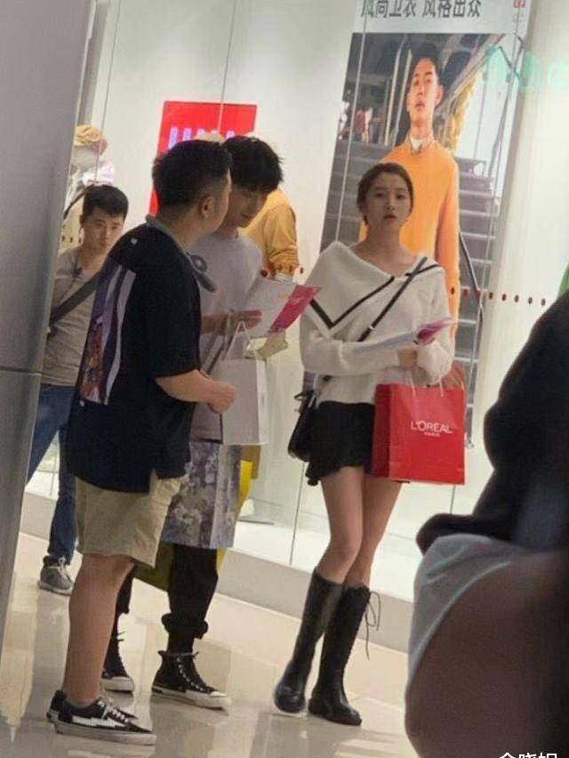 有种身高叫关晓彤站在吴磊的身边看着有一米八