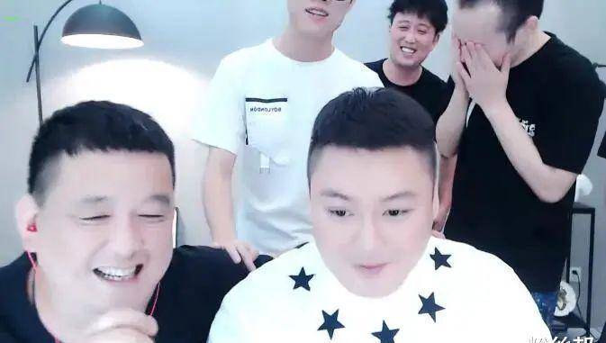 原创华炬南京分公司开业熊哥五音不全开唱李先生露出久违笑容