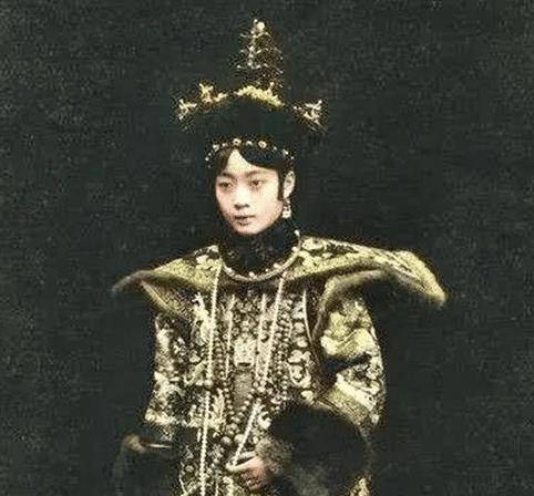 原创最后的皇后婉容离不开鸦片与侍卫生子死后被扔臭水沟边