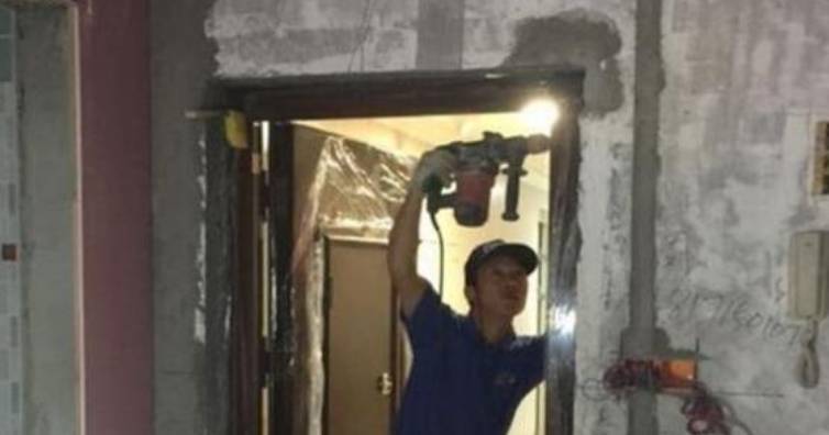 朋友说更换进户门没有必要但看到师傅这样安装感觉值了