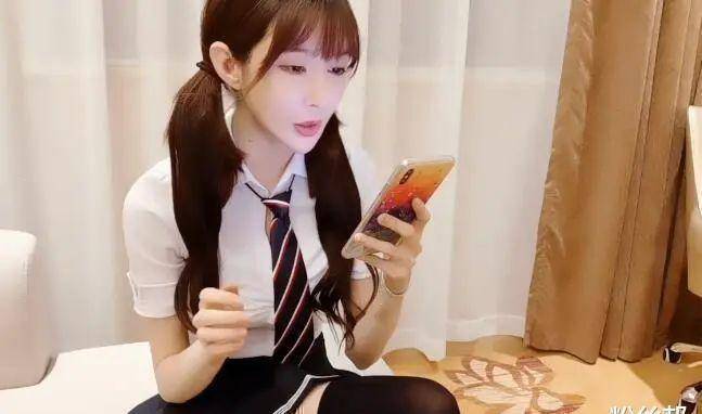 在二台lpl的"男友视角"出镜中,王羽杉又是做东西吃充当美食女仆