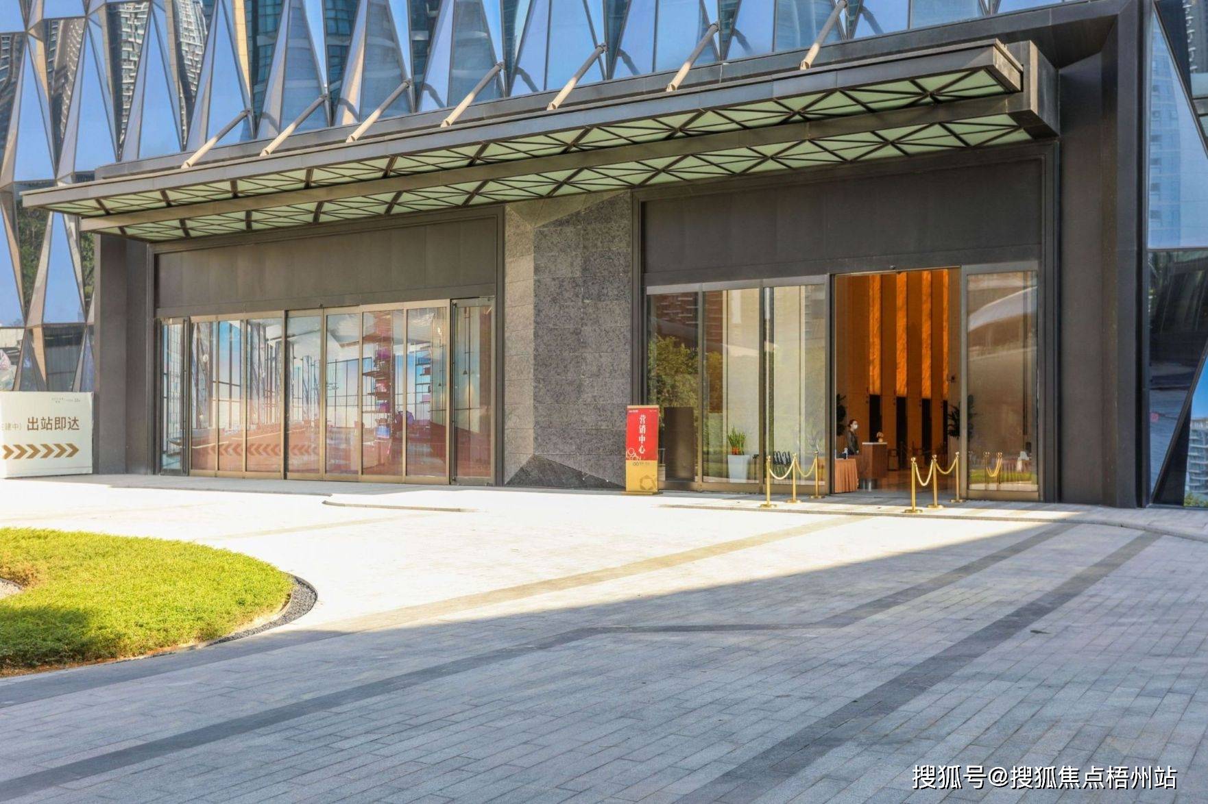 深圳龙光玖钻租120人独立办公室精装修带家具交通便利可注册