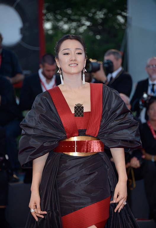 原创巩俐的颜值虽不再惊艳不过气场依旧强大一袭黑红长裙霸气高级