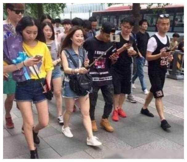 这次的"身高风波"或许给冯提莫带来了困扰,但也让她