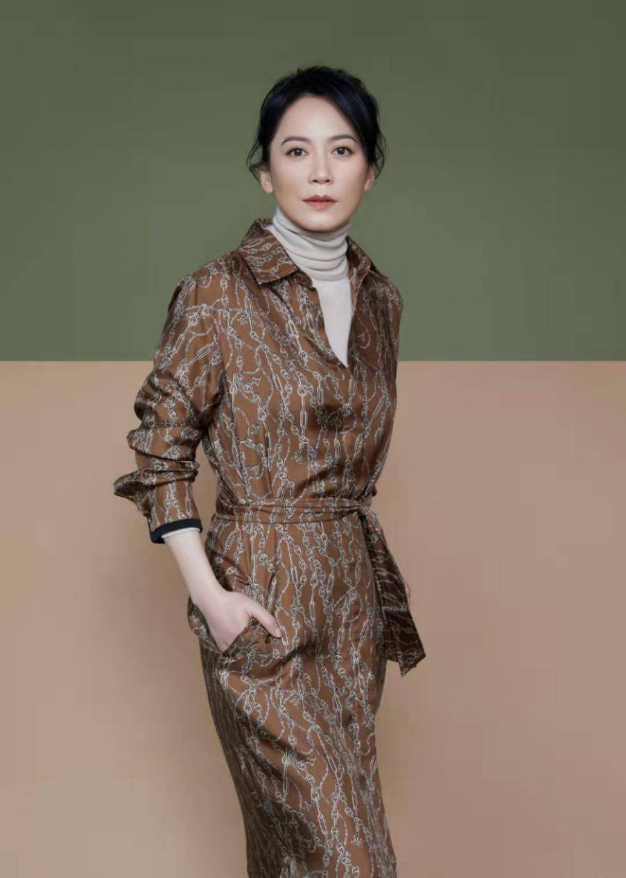 原创俞飞鸿虽人到中年但还是让人一见惊鸿橙色衬衫裙好显气质