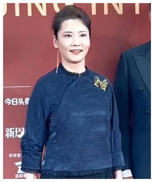 何赛飞为何持权杖追打代拍偷拍杨九红引发网友热议