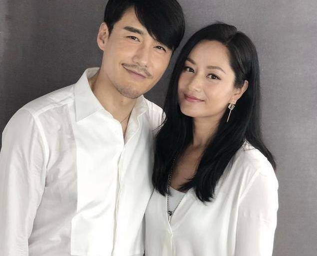 原创53岁胡兵搭档52岁瞿颖走秀笑起来满脸皱纹男方曾公开表白女方