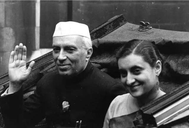 1942年,英迪拉打破传统习惯,与出身低下的费罗兹·甘地结婚