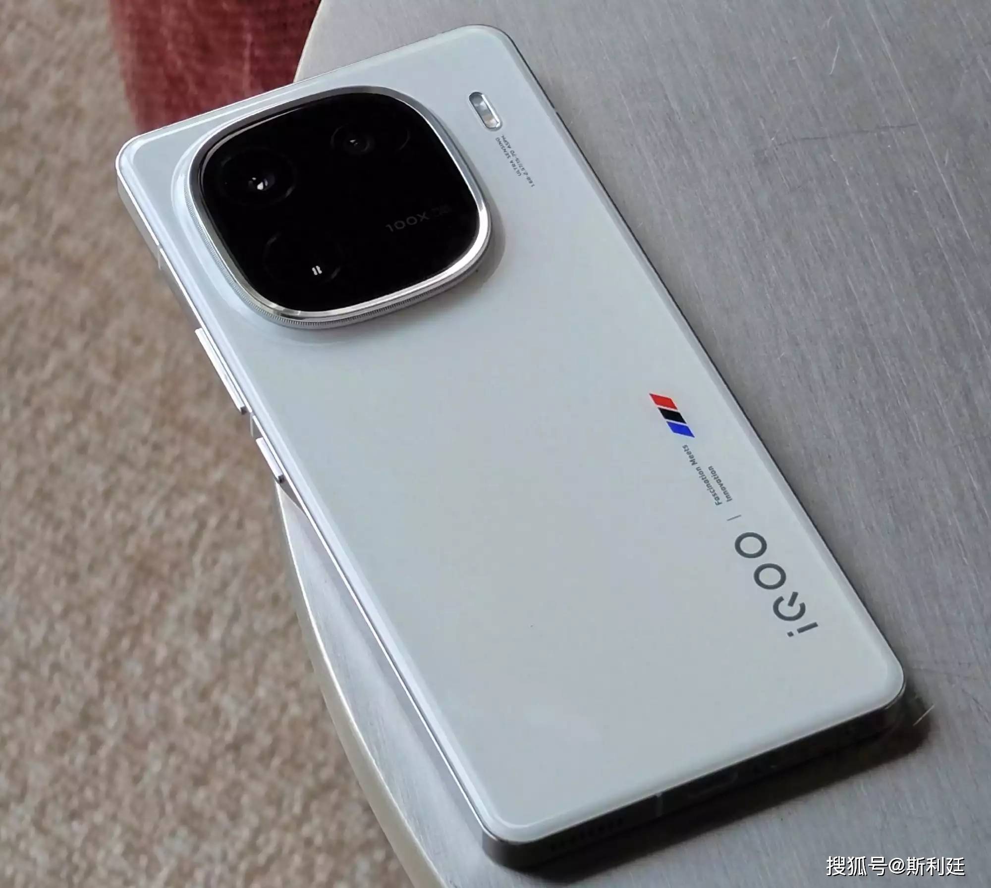 iqoo默默发力骁龙8g3直面屏120w闪充这才是真香旗舰