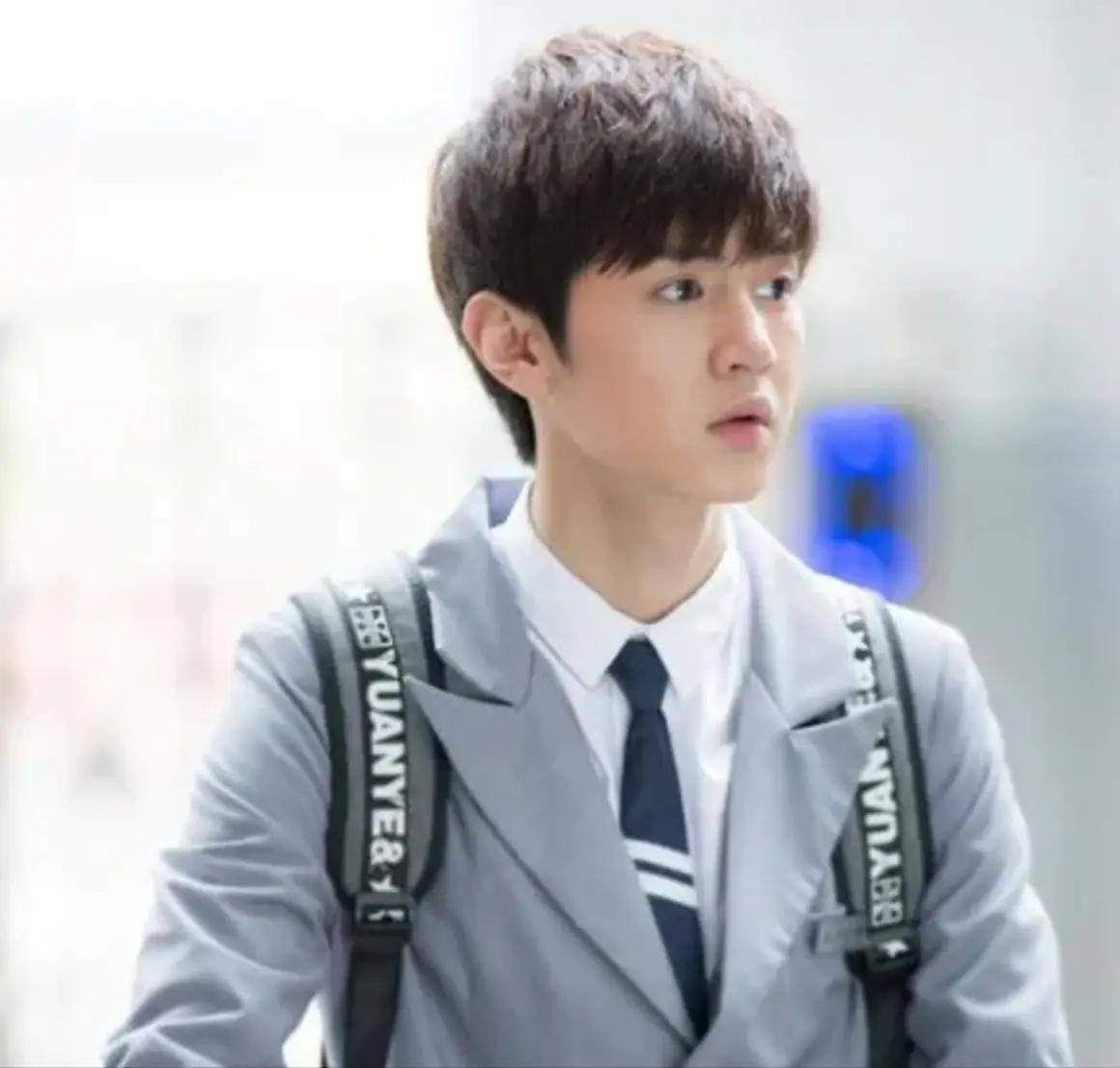 96年出生的陈哲远大学刚毕业,但他扮演的段柏文毫无违和感,他的演技