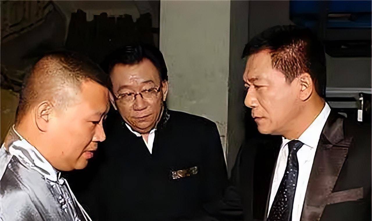 原创在侯耀文墓地旁边林妹妹之墓鲜花环绕汉白玉雕像让人垂怜