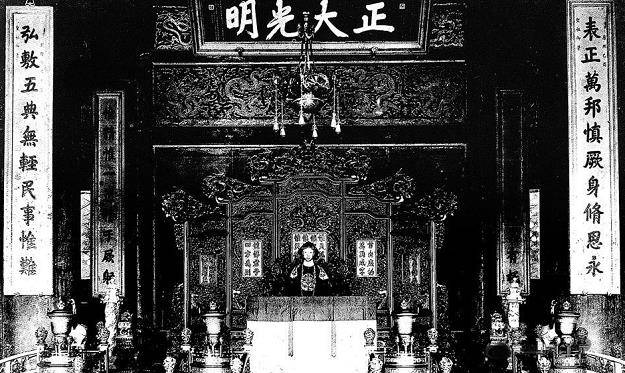 图为复辟期间,溥仪坐在乾清宫龙椅上1919年3月4日,庄世敦走进毓庆宫