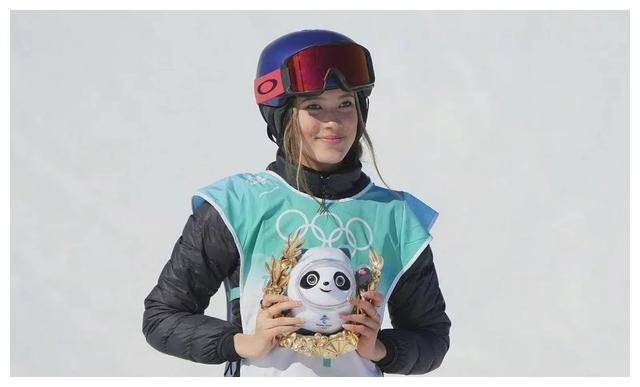 21岁谷爱凌近照成熟魅力四射完全融入美国社会