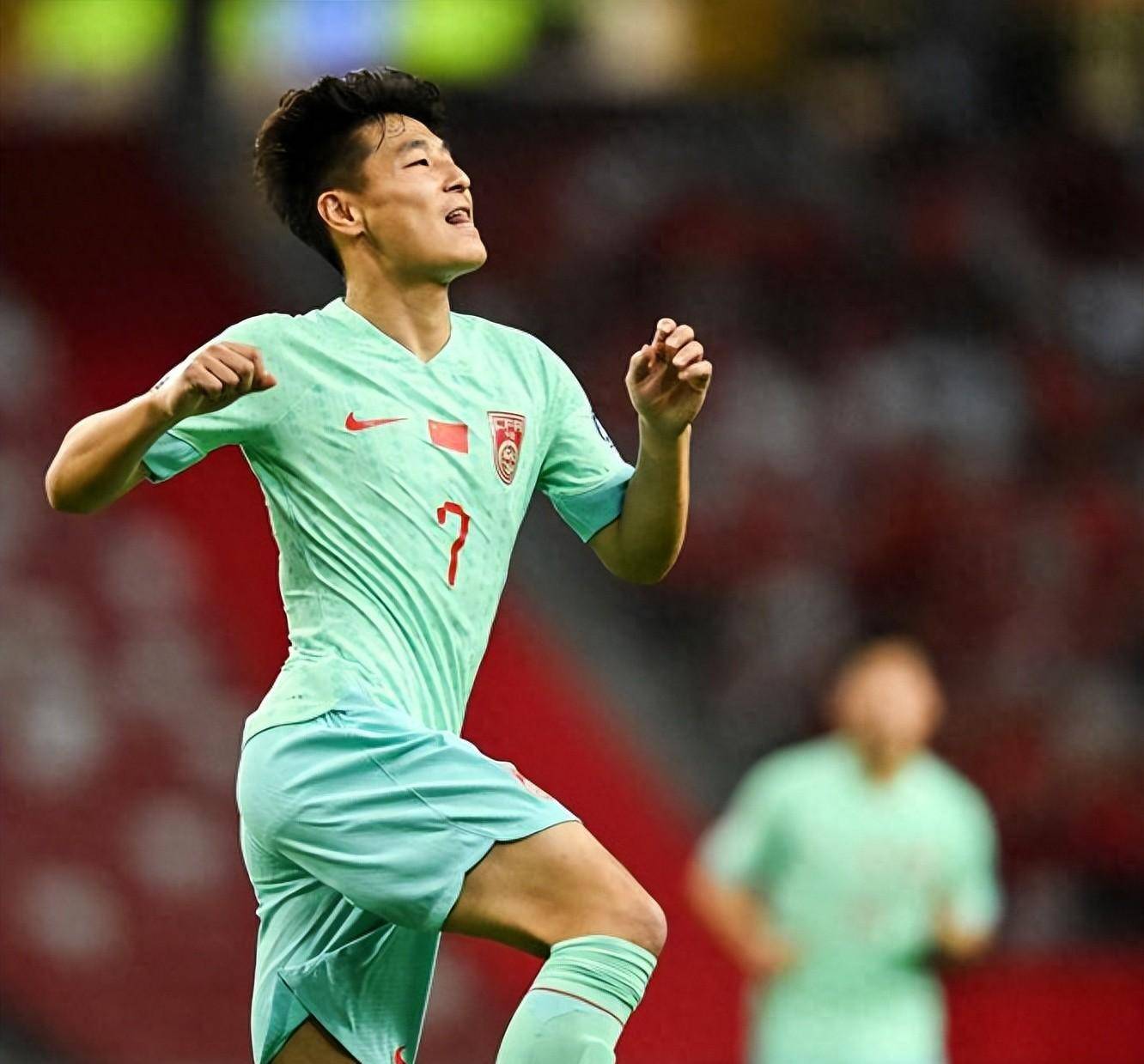 武磊梅开二度 多次错失良机.国足客场战平新加坡队.