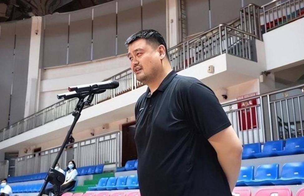 姚明妻子近况43岁充满知性美与母亲罕见同框14岁女儿发福了