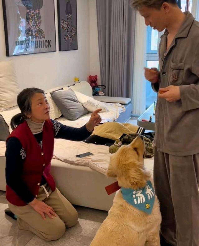 李勤勤母子同框34岁李雷雷扎耳钉至今未婚