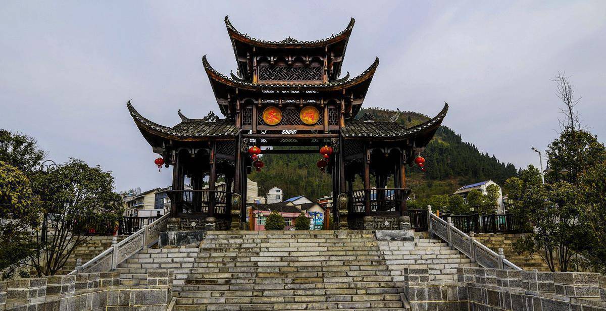 洪安古镇自古以来就被誉为"一脚踏三省",它刚好在湖南,贵州和重庆的