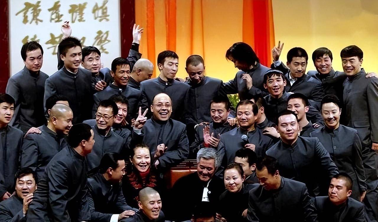 一次节目中,鲁豫问赵本山:"听说你在东北吃饭都不用付钱?