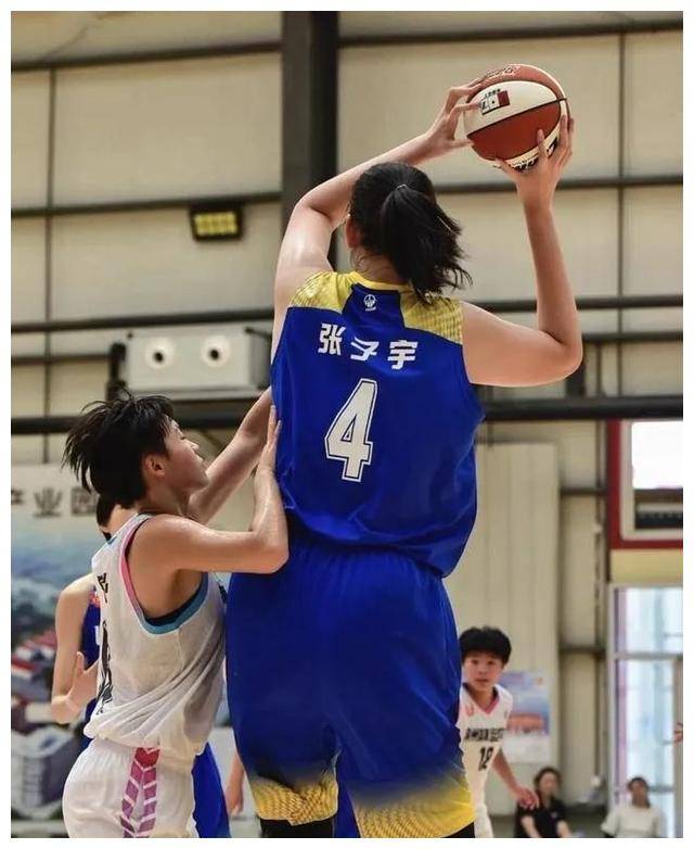 女篮新星张子宇身高达2米28能否领军再创辉煌