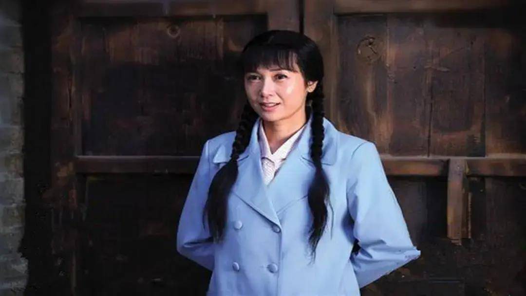 在学校求学期间,蒋雯丽也参演了不少电视剧,在娱乐圈崭露头角.