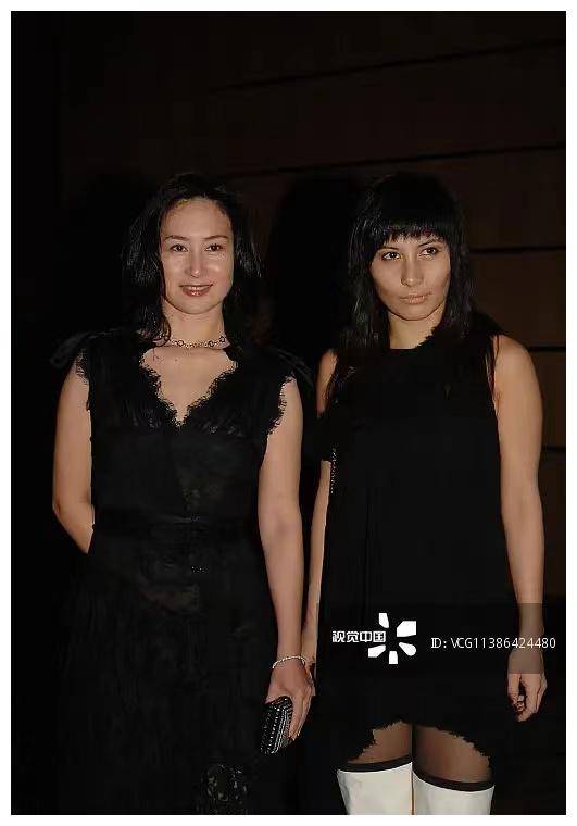 21岁时,何超仪正式出道,虽然演过许多影视作品,却鲜有主角的机会.