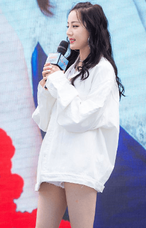 迪丽热巴穿短裤拍写真看到腿的那一刻姐姐直接模特出道吧