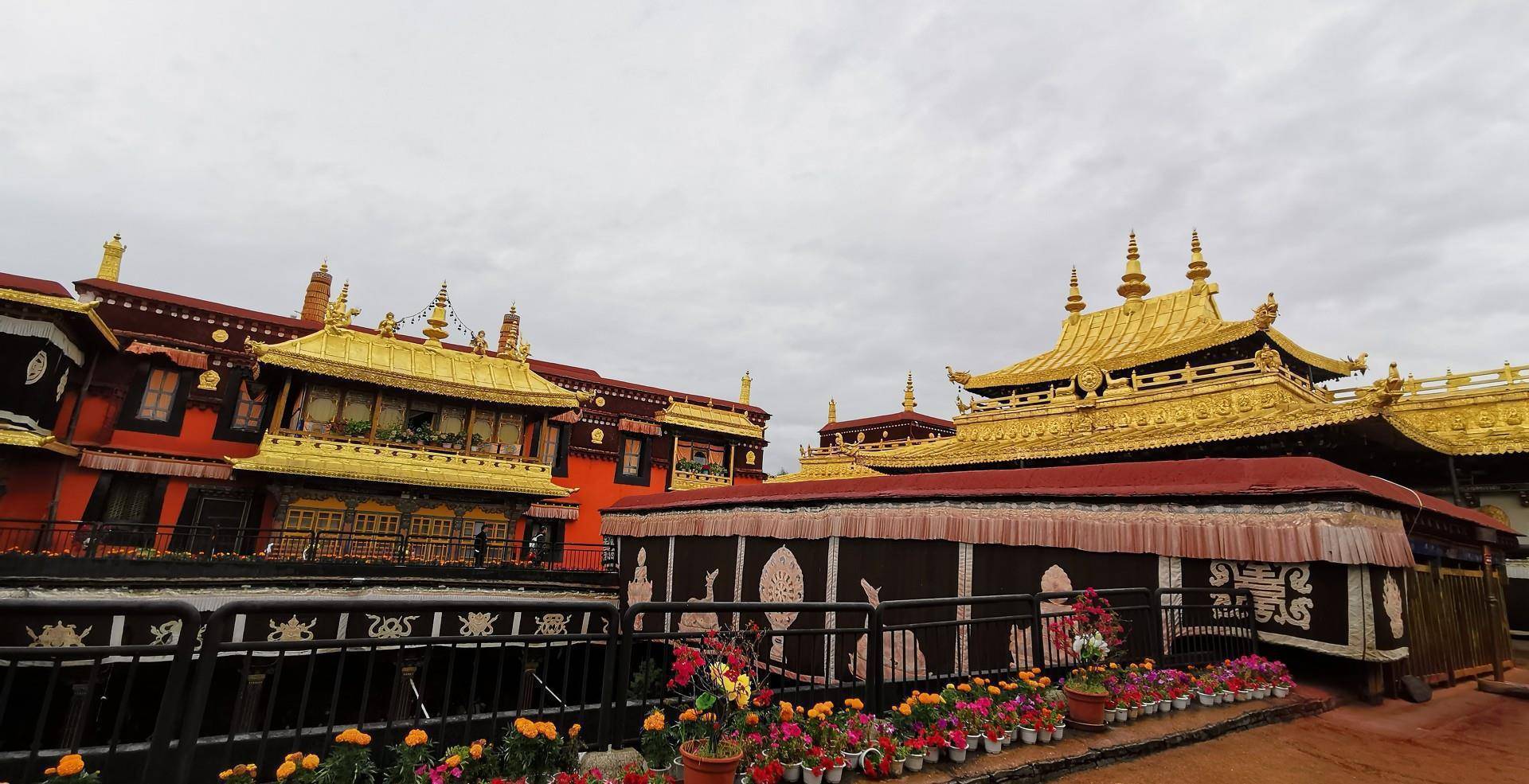 西藏这个寺庙,可与布达拉宫相媲美,先有此寺,再有拉萨城