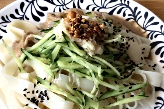 原创做凉皮时别再揉面洗面了教你一招手不沾面口感清爽又美味