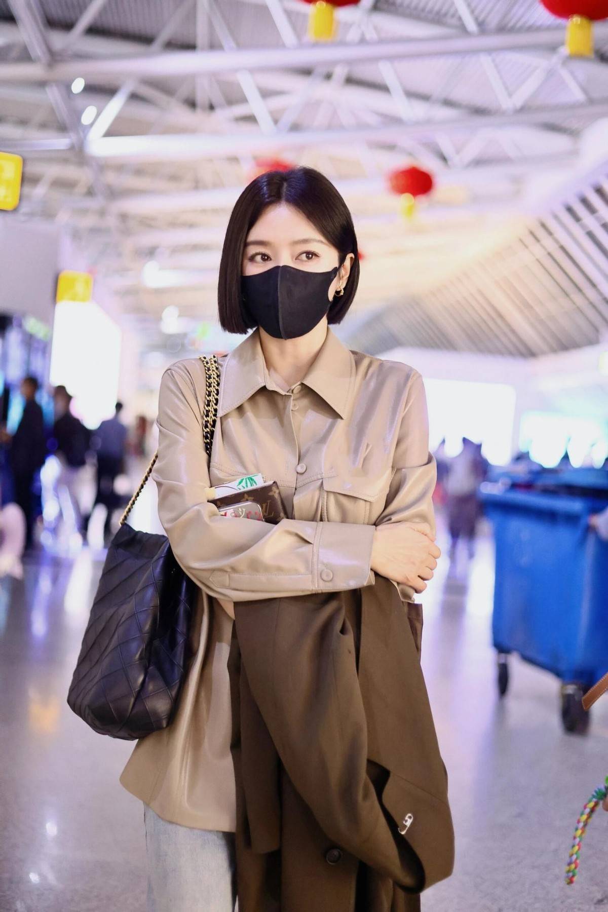 44岁的秦岚魔法穿搭,原来衬衫这么穿,也很高级时髦洋气