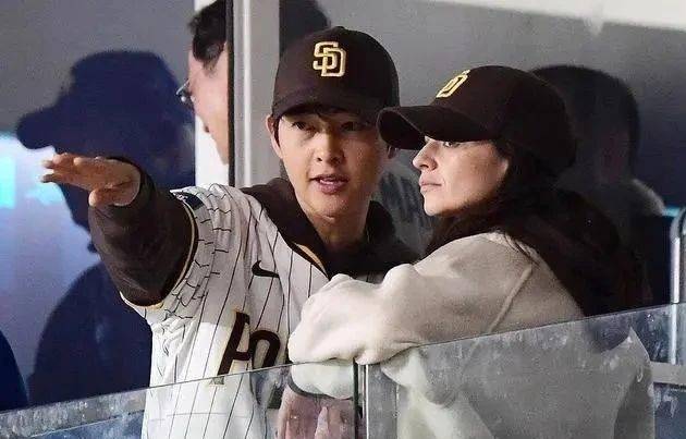 39岁宋仲基发福了与40岁妻子球场看球夫妻同框似隔辈人