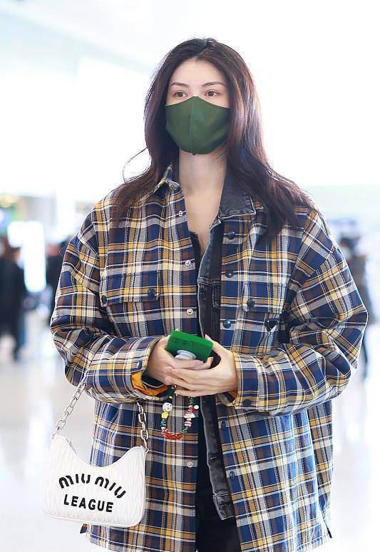 原创何穗过马路像是在走t台身穿格子外套好时髦看着个性还新潮