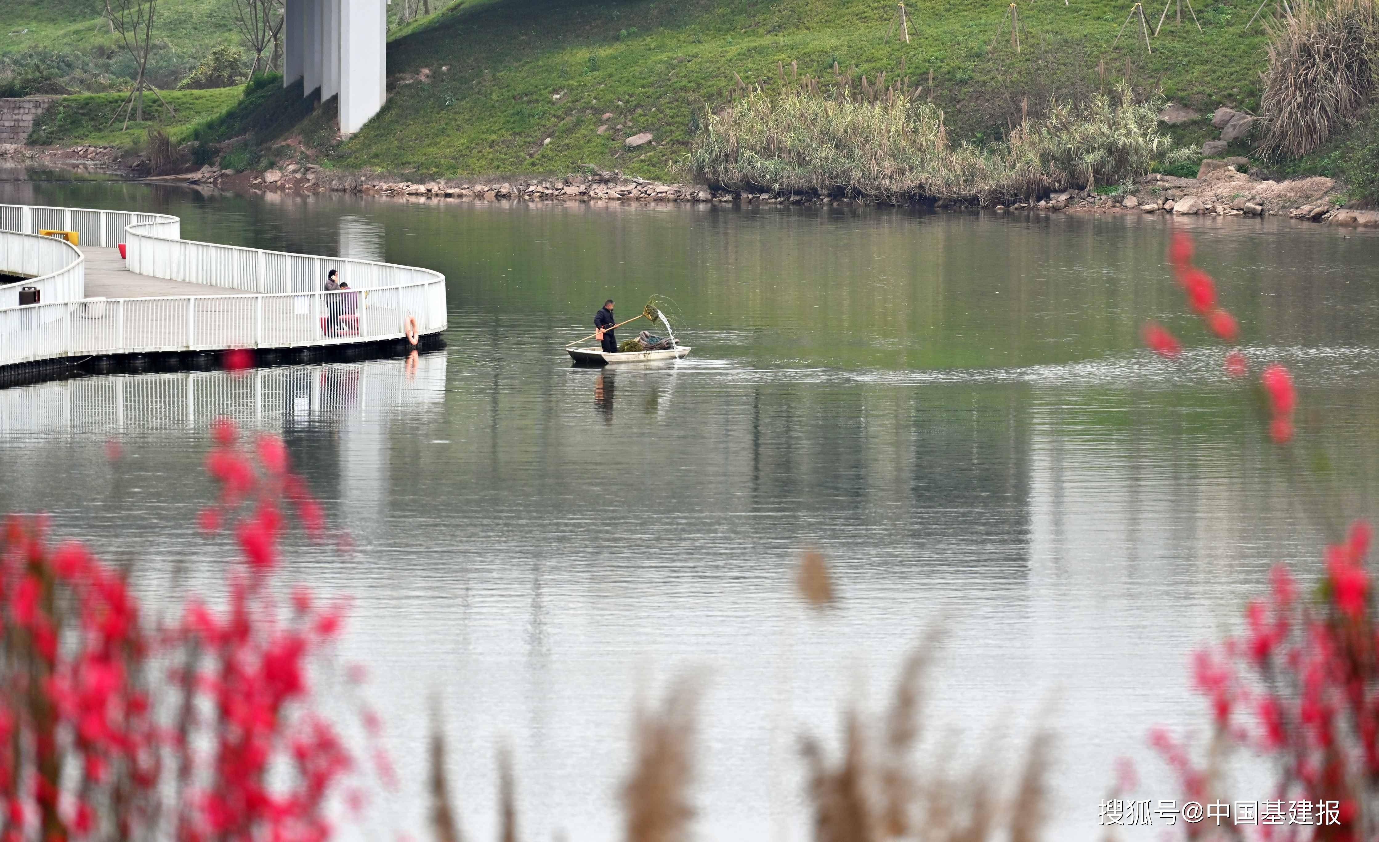 位于西部重庆科学城的凤鸣湖公园景观迷人